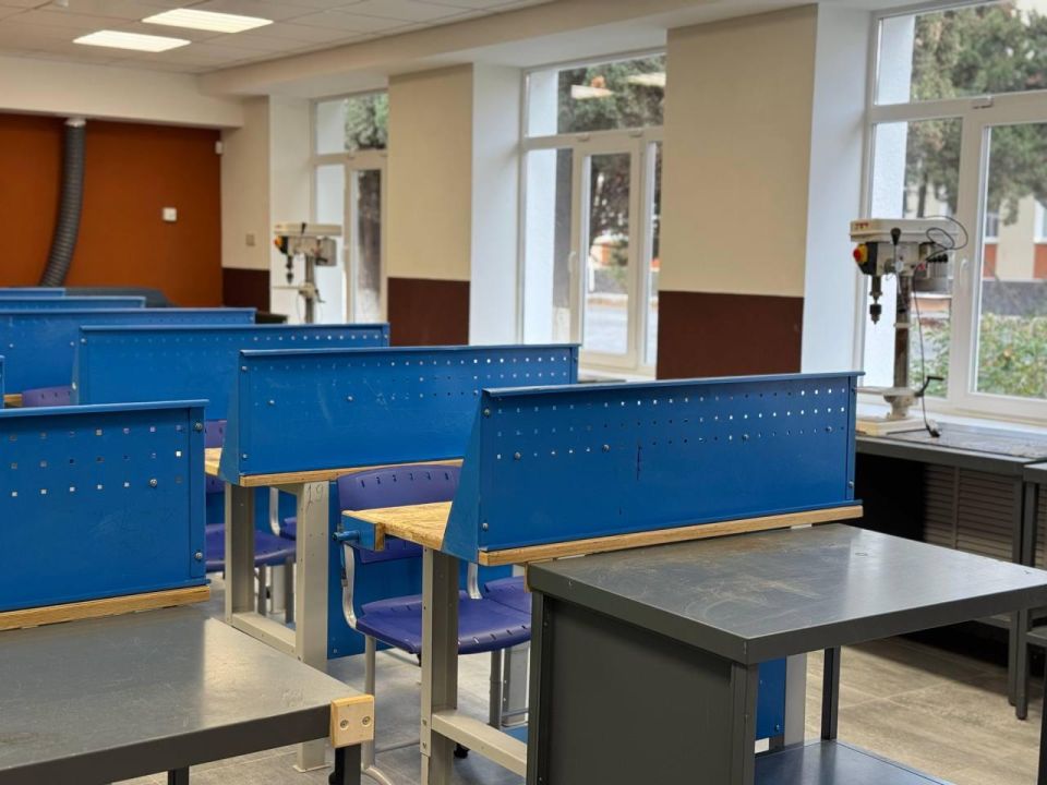 Татьяна Лобач: Вместе с Губернатором города Севастополя Михаилом Развожаевым, коллегой-депутатом Дмитрием Беликом и руководителями профильных ведомств проверили ход капремонта в школе №34 имени Александра Шостака, которая... Татьяна Лобач: Вместе с Губернатором города Севастополя Михаилом Развожаевым, коллегой-депутатом Дмитрием Беликом и руководителями профильных ведомств проверили ход капремонта в школе №34 имени Александра Шостака, которая...