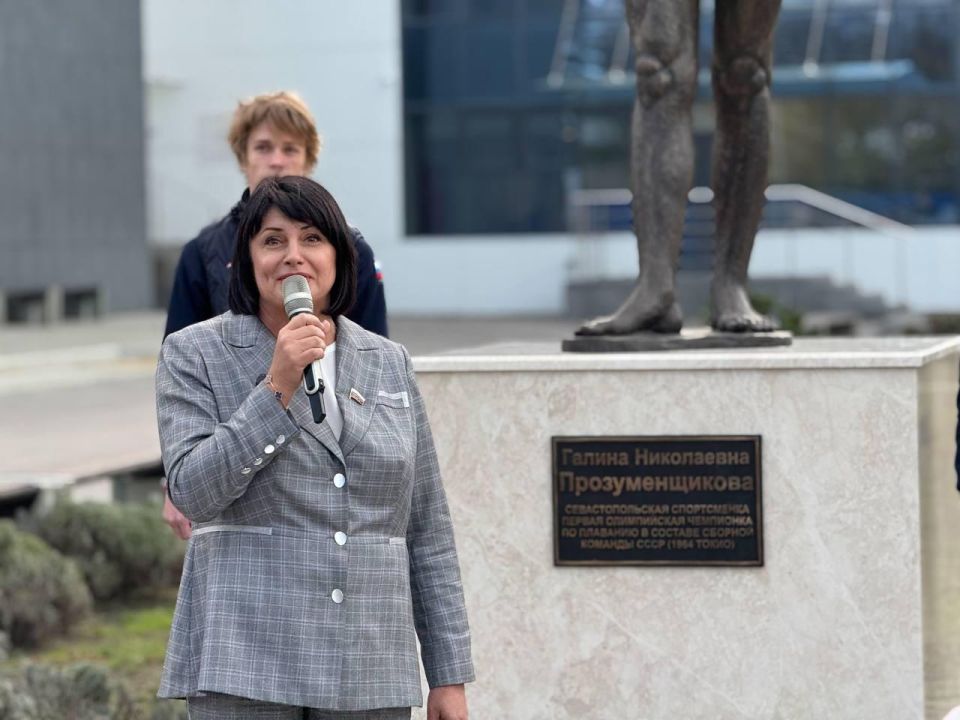 Татьяна Лобач: Сегодня на территории Дворца водных видов спорта имени Галины Николаевны Прозуменщиковой вместе с Губернатором Севастополя Михаилом Развожаевым открыли памятник в ее честь Татьяна Лобач: Сегодня на территории Дворца водных видов спорта имени Галины Николаевны Прозуменщиковой вместе с Губернатором Севастополя Михаилом Развожаевым открыли памятник в ее честь
