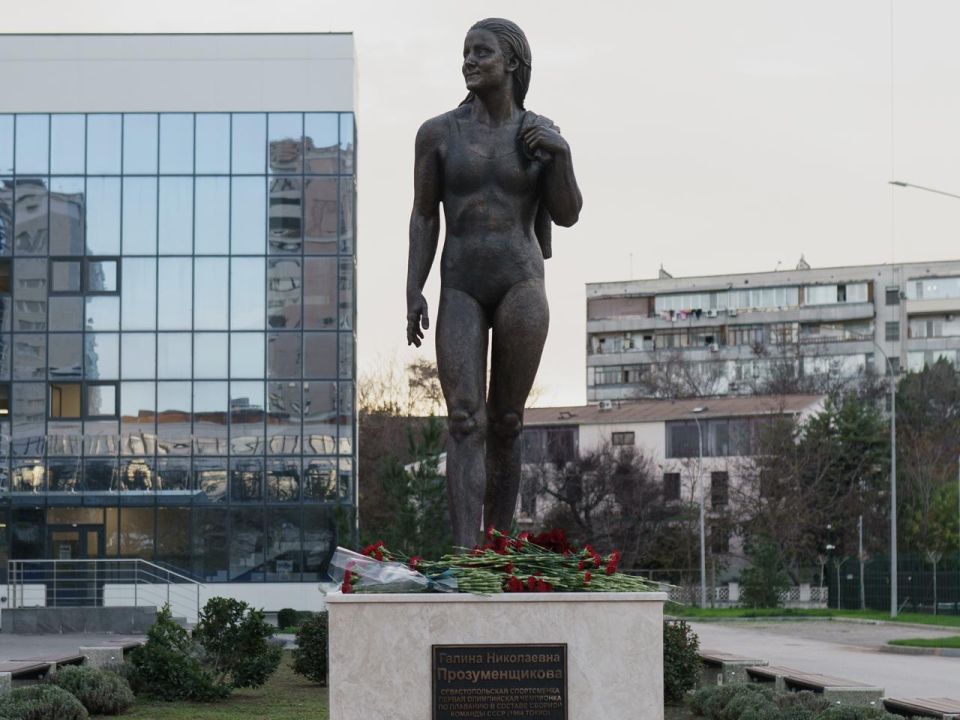 Татьяна Лобач: Сегодня на территории Дворца водных видов спорта имени Галины Николаевны Прозуменщиковой вместе с Губернатором Севастополя Михаилом Развожаевым открыли памятник в ее честь Татьяна Лобач: Сегодня на территории Дворца водных видов спорта имени Галины Николаевны Прозуменщиковой вместе с Губернатором Севастополя Михаилом Развожаевым открыли памятник в ее честь