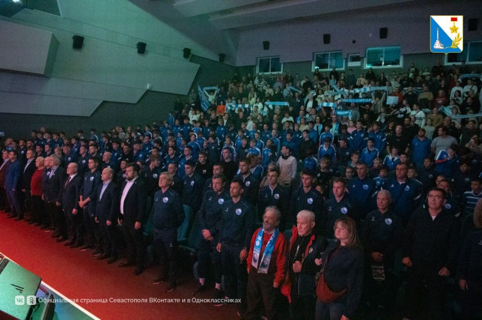 Губернатор Михаил Развожаев вручил команде футбольного клуба «Севастополь» кубок и серебряные медали LEON-Первенства России Губернатор Михаил Развожаев вручил команде футбольного клуба «Севастополь» кубок и серебряные медали LEON-Первенства России