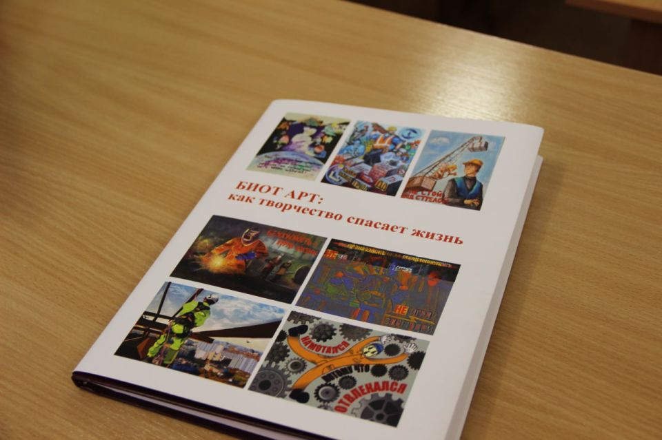 Директор департамента Елена Сулягина вручила диплом и памятные подарки студентке Севастопольского профессионального художественного колледжа Анне Бываловой Директор департамента Елена Сулягина вручила диплом и памятные подарки студентке Севастопольского профессионального художественного колледжа Анне Бываловой