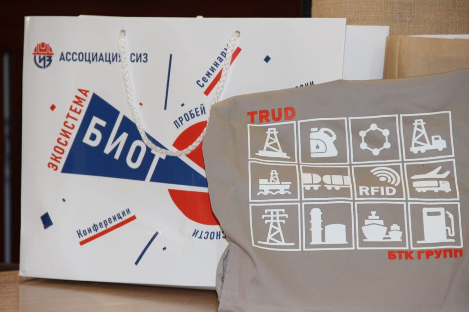 Директор департамента Елена Сулягина вручила диплом и памятные подарки студентке Севастопольского профессионального художественного колледжа Анне Бываловой Директор департамента Елена Сулягина вручила диплом и памятные подарки студентке Севастопольского профессионального художественного колледжа Анне Бываловой