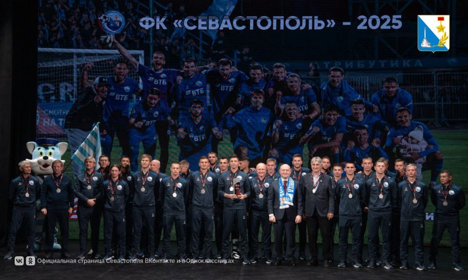 Губернатор Михаил Развожаев вручил команде футбольного клуба «Севастополь» кубок и серебряные медали LEON-Первенства России Губернатор Михаил Развожаев вручил команде футбольного клуба «Севастополь» кубок и серебряные медали LEON-Первенства России