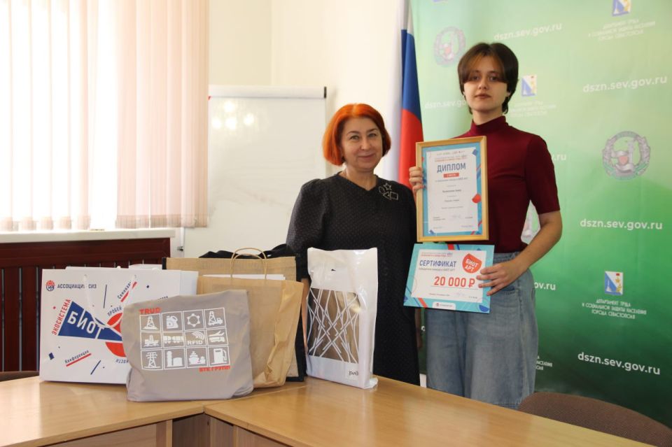 Директор департамента Елена Сулягина вручила диплом и памятные подарки студентке Севастопольского профессионального художественного колледжа Анне Бываловой Директор департамента Елена Сулягина вручила диплом и памятные подарки студентке Севастопольского профессионального художественного колледжа Анне Бываловой