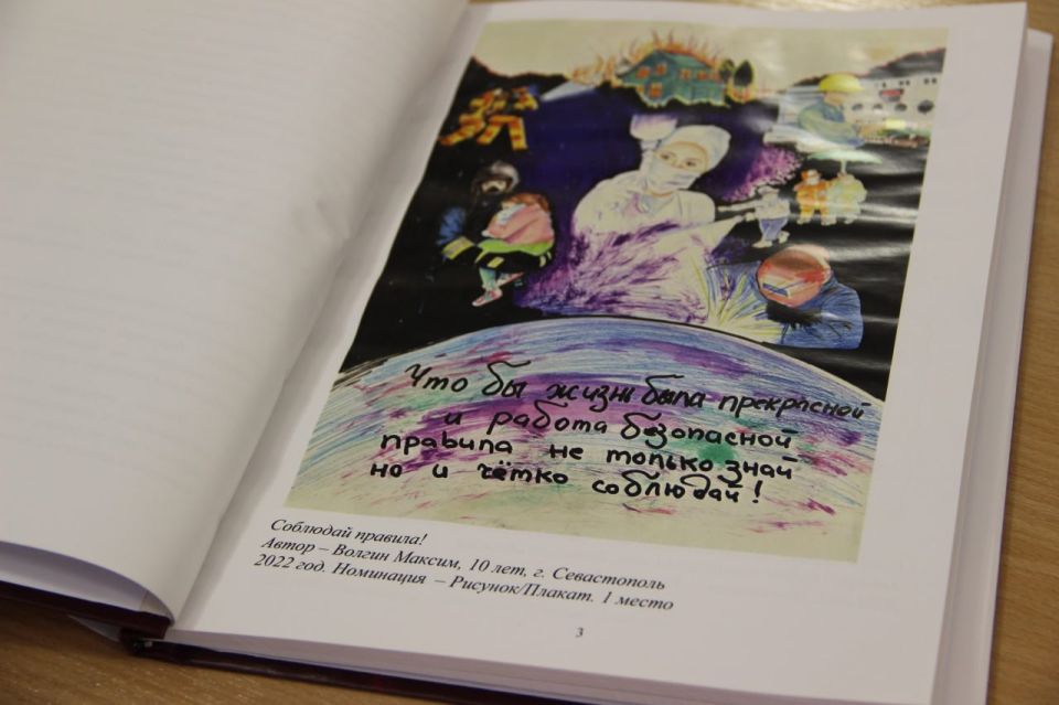 Директор департамента Елена Сулягина вручила диплом и памятные подарки студентке Севастопольского профессионального художественного колледжа Анне Бываловой Директор департамента Елена Сулягина вручила диплом и памятные подарки студентке Севастопольского профессионального художественного колледжа Анне Бываловой