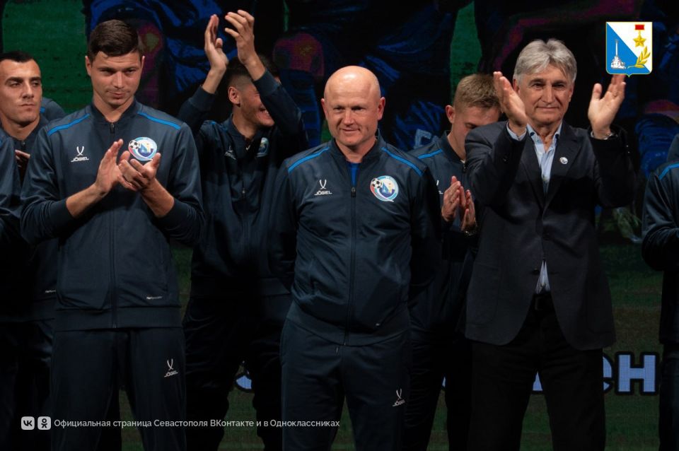 Губернатор Михаил Развожаев вручил команде футбольного клуба «Севастополь» кубок и серебряные медали LEON-Первенства России Губернатор Михаил Развожаев вручил команде футбольного клуба «Севастополь» кубок и серебряные медали LEON-Первенства России