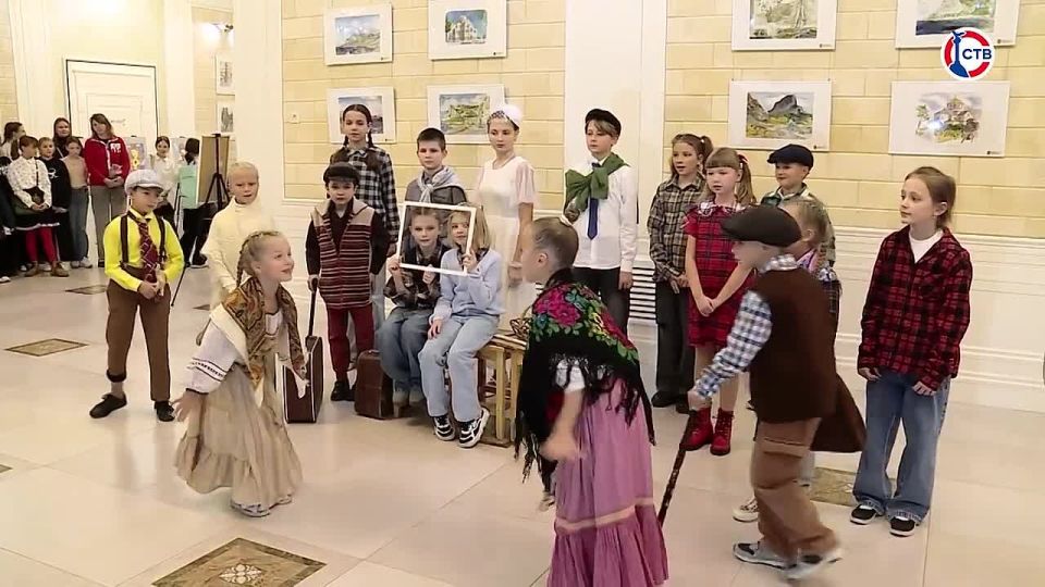 В Севастопольской детской школе искусств открылась выставка рисунков ко Дню матери