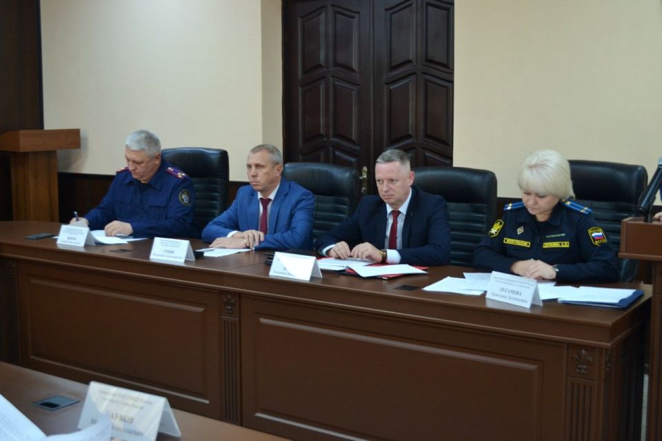 В прокуратуре города Севастополя под председательством заместителя прокурора города Евгения Кадамова проведено межведомственное совещание руководителей правоохранительных органов В прокуратуре города Севастополя под председательством заместителя прокурора города Евгения Кадамова проведено межведомственное совещание руководителей правоохранительных органов