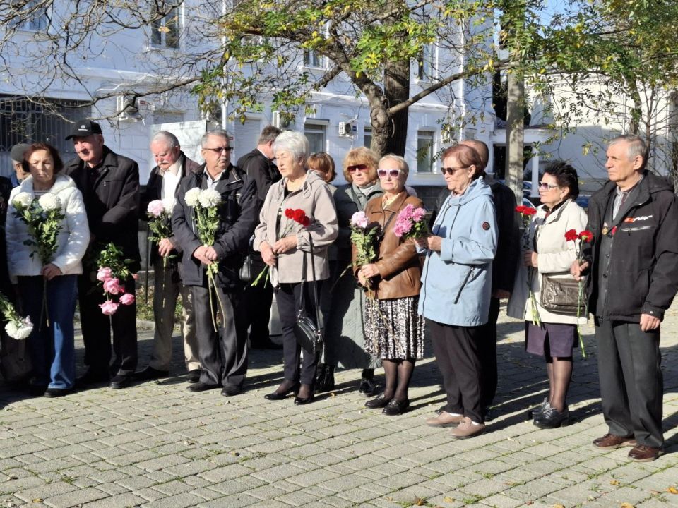 Севастопольцы отдали дань уважения ликвидаторам Чернобыльской катастрофы Севастопольцы отдали дань уважения ликвидаторам Чернобыльской катастрофы