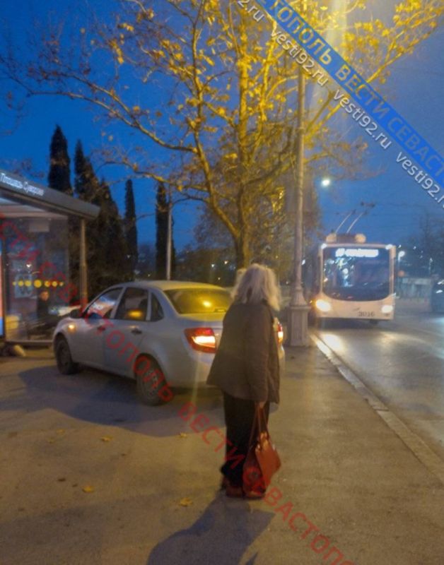 Интересным фото с нами поделились пассажиры общественного транспорта с остановки на площади Суворова