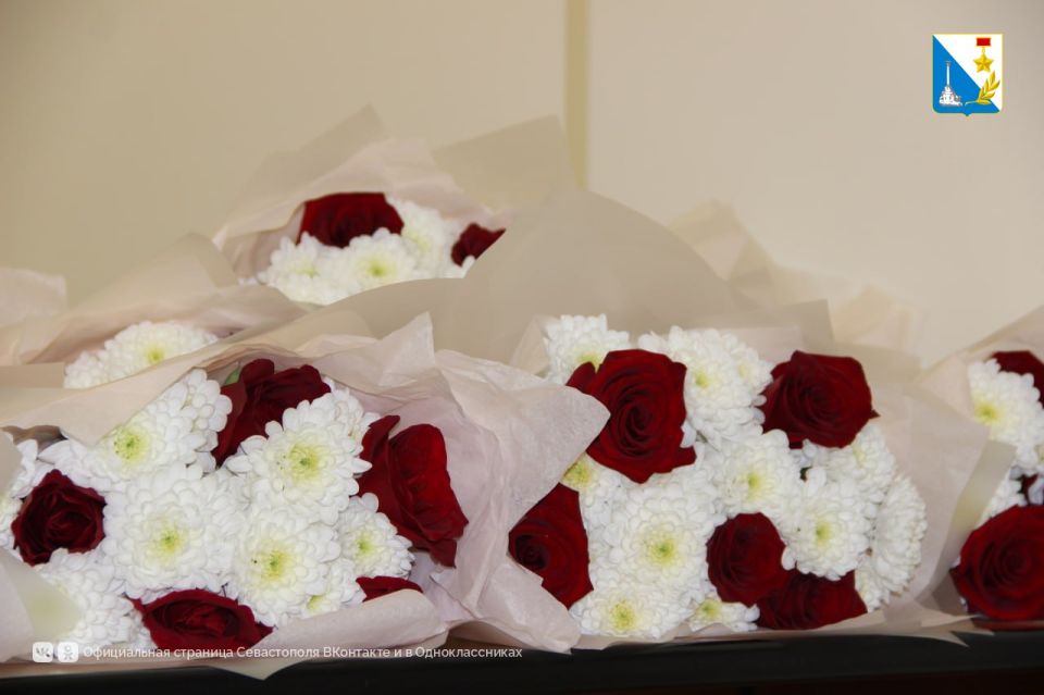 В Севастополе торжественно поздравили матерей с предстоящим праздником В Севастополе торжественно поздравили матерей с предстоящим праздником