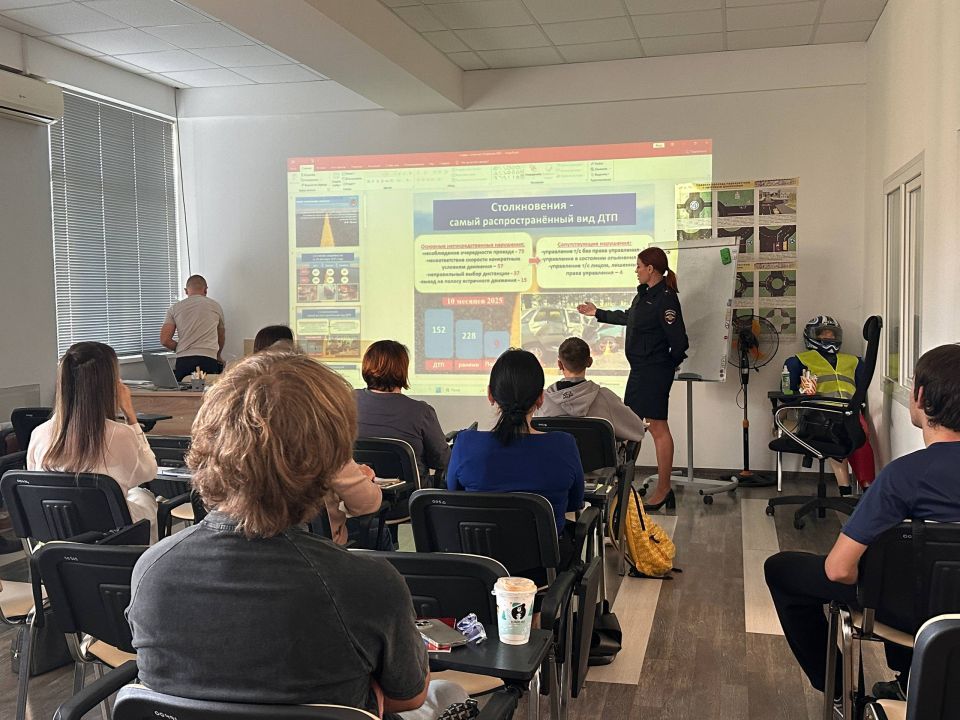 Севастопольские автоинспекторы провели беседу в автошколе с будущими водителями Севастопольские автоинспекторы провели беседу в автошколе с будущими водителями