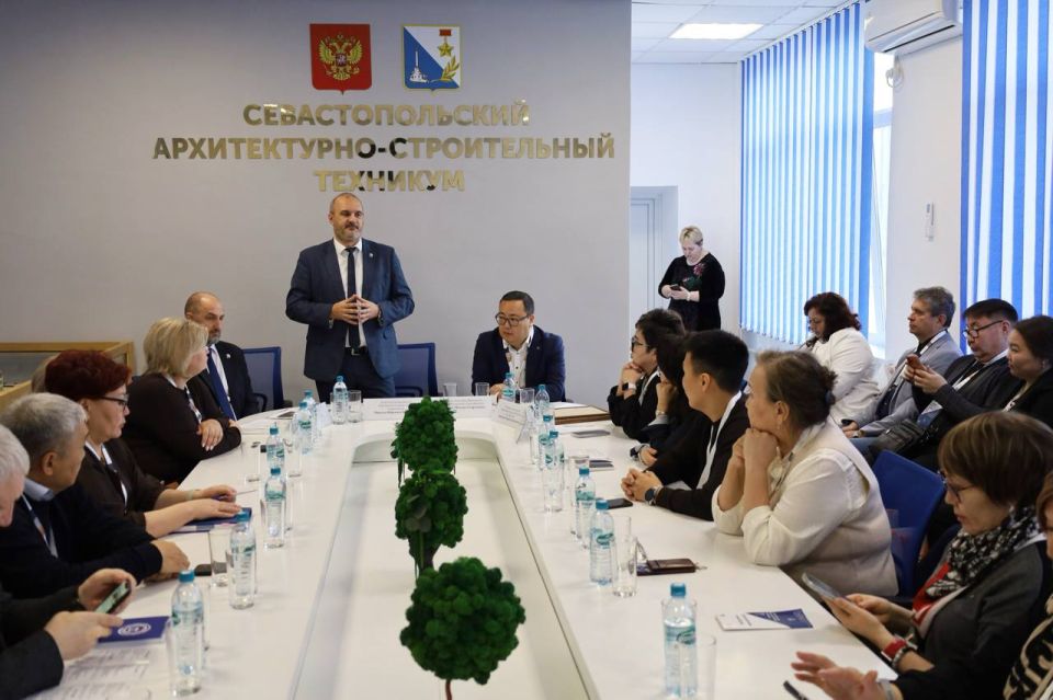 На этой неделе делегация руководителей профессиональных образовательных организаций Республики Саха (Якутия) во главе с советником министра образования и науки Республики Максимом Дмитриевым посетила Севастополь для обмена... На этой неделе делегация руководителей профессиональных образовательных организаций Республики Саха (Якутия) во главе с советником министра образования и науки Республики Максимом Дмитриевым посетила Севастополь для обмена...