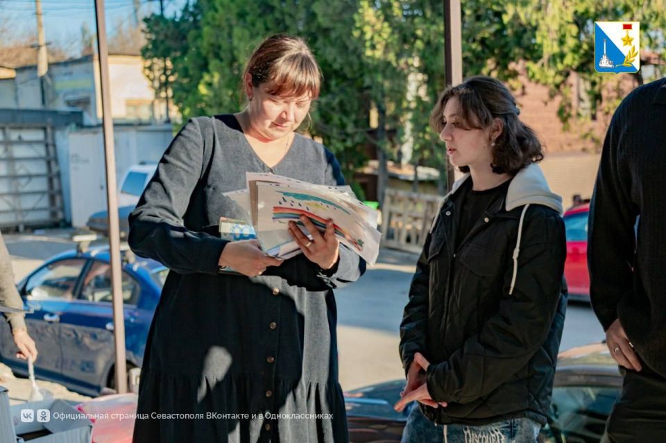 Участники программы «Севастополь — город героев» вместе с воспитанниками детского дома передали сладкие угощения на фронт Участники программы «Севастополь — город героев» вместе с воспитанниками детского дома передали сладкие угощения на фронт