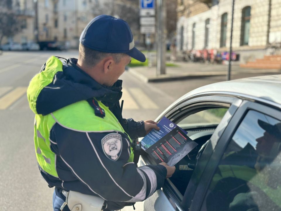 Севастопольские госавтоинспекторы провели профилактическую акцию «Стоп - мошенники!» Севастопольские госавтоинспекторы провели профилактическую акцию «Стоп - мошенники!»