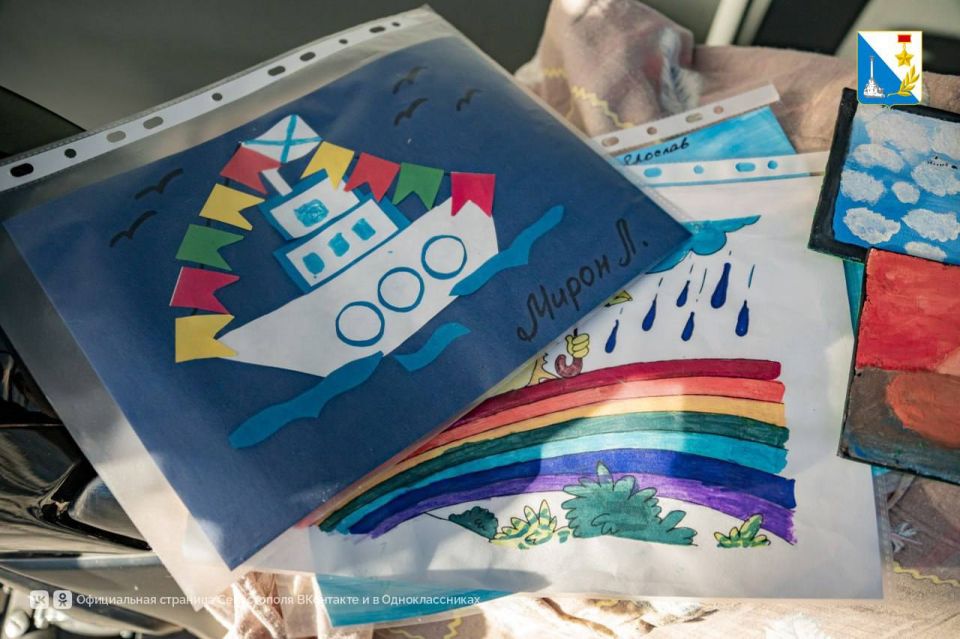 Участники программы «Севастополь — город героев» вместе с воспитанниками детского дома передали сладкие угощения на фронт Участники программы «Севастополь — город героев» вместе с воспитанниками детского дома передали сладкие угощения на фронт