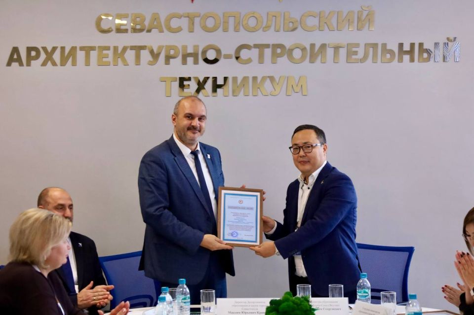 На этой неделе делегация руководителей профессиональных образовательных организаций Республики Саха (Якутия) во главе с советником министра образования и науки Республики Максимом Дмитриевым посетила Севастополь для обмена... На этой неделе делегация руководителей профессиональных образовательных организаций Республики Саха (Якутия) во главе с советником министра образования и науки Республики Максимом Дмитриевым посетила Севастополь для обмена...