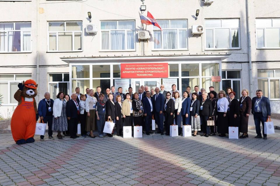 На этой неделе делегация руководителей профессиональных образовательных организаций Республики Саха (Якутия) во главе с советником министра образования и науки Республики Максимом Дмитриевым посетила Севастополь для обмена... На этой неделе делегация руководителей профессиональных образовательных организаций Республики Саха (Якутия) во главе с советником министра образования и науки Республики Максимом Дмитриевым посетила Севастополь для обмена...