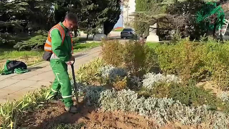 Севастопольские специалисты выполнили работы по благоустройству в сквере на улице Меньшикова