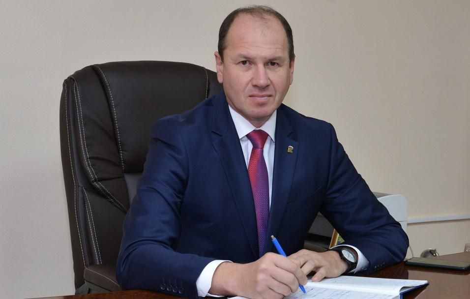 Эдуард Басурин: Глава администрации Сакского района Крыма Владислав Хаджиев, задержанный за взятку с поличным, арестован судом на два месяца, сообщил СУСК Крыма и Севастополя в Telegram-канале