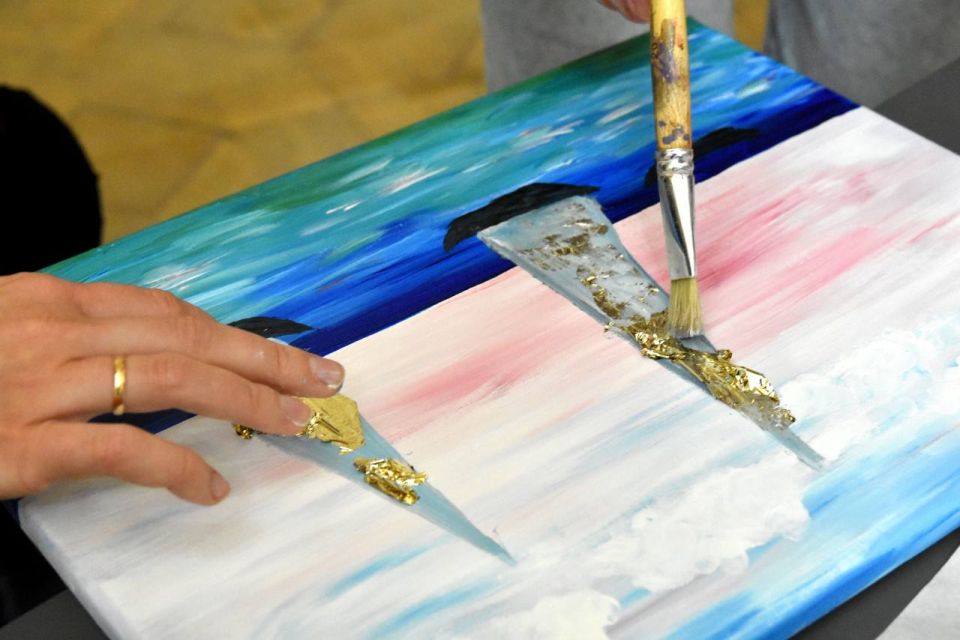 В честь Дня матери сотрудниками СК России в Крыму организован творческий мастер-класс по рисованию для жен и матерей участников специальной военной операции В честь Дня матери сотрудниками СК России в Крыму организован творческий мастер-класс по рисованию для жен и матерей участников специальной военной операции