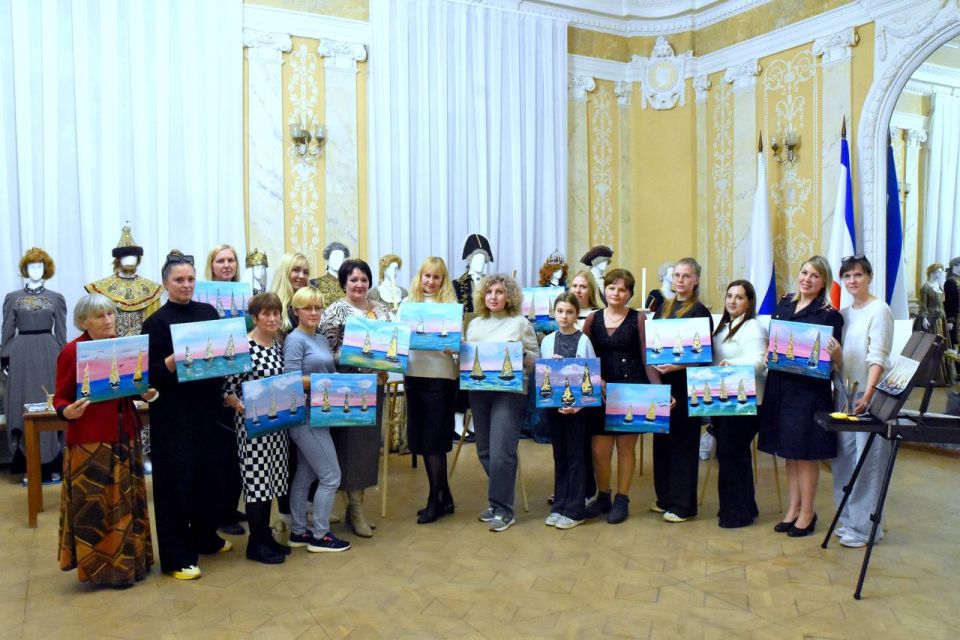 В честь Дня матери сотрудниками СК России в Крыму организован творческий мастер-класс по рисованию для жен и матерей участников специальной военной операции В честь Дня матери сотрудниками СК России в Крыму организован творческий мастер-класс по рисованию для жен и матерей участников специальной военной операции