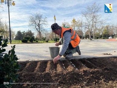 «Парки и скверы» ухаживают за парком Победы