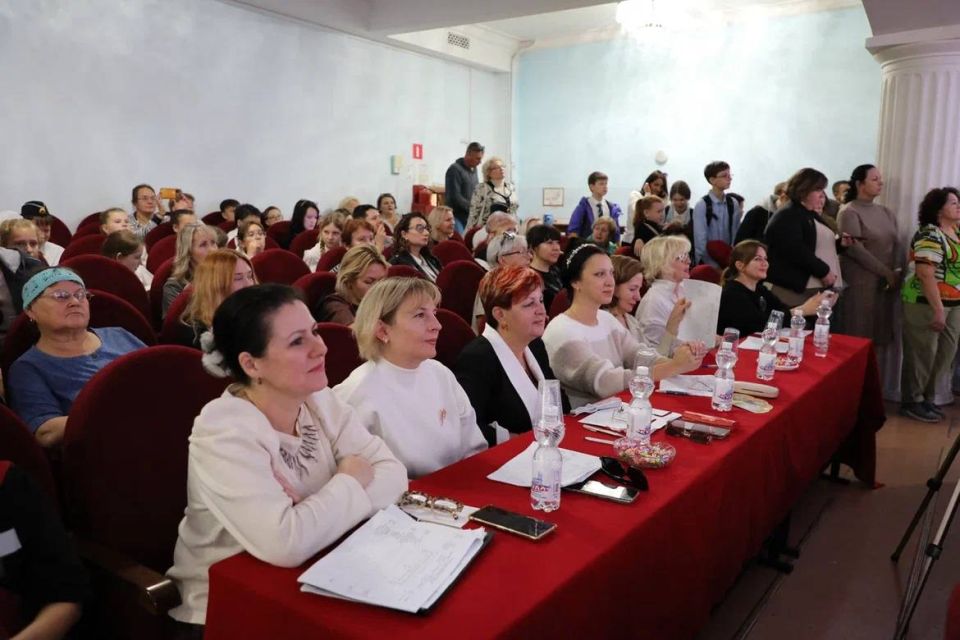 Во Дворце детского и юношеского творчества состоялся смотр творческих работ участников XIV регионального конкурса сотворчества «Я и мой учитель» Во Дворце детского и юношеского творчества состоялся смотр творческих работ участников XIV регионального конкурса сотворчества «Я и мой учитель»