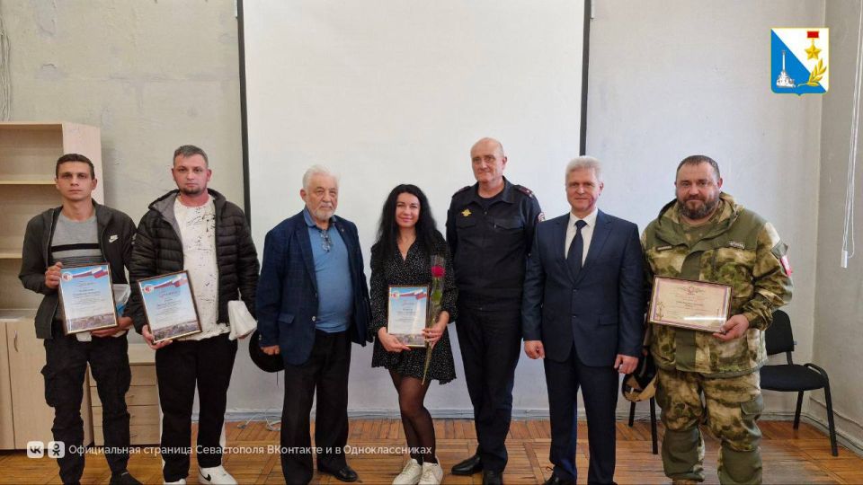 В Севастополе наградили лучших народных дружинников В Севастополе наградили лучших народных дружинников