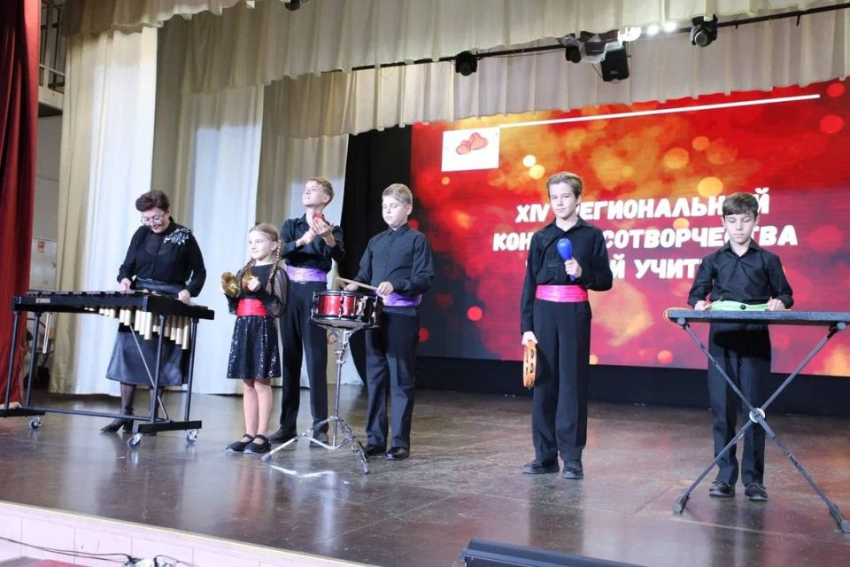 Во Дворце детского и юношеского творчества состоялся смотр творческих работ участников XIV регионального конкурса сотворчества «Я и мой учитель» Во Дворце детского и юношеского творчества состоялся смотр творческих работ участников XIV регионального конкурса сотворчества «Я и мой учитель»