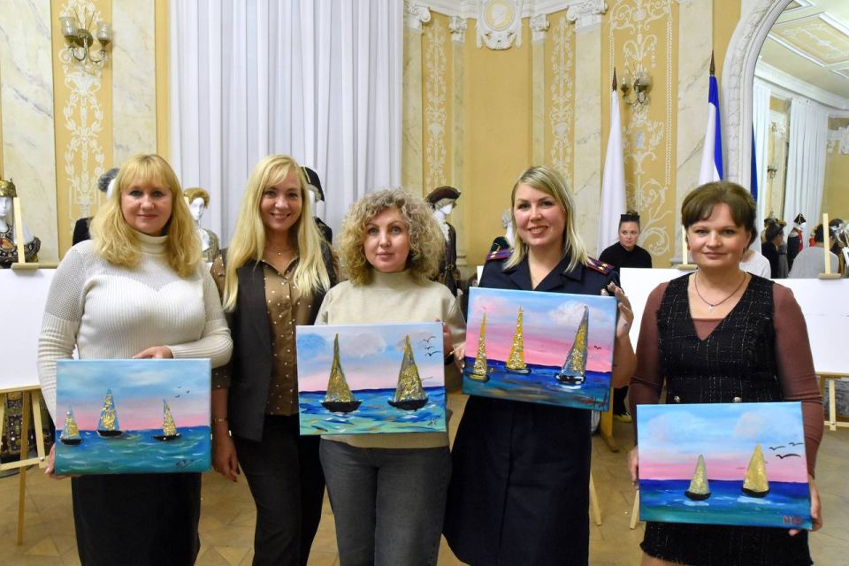 В честь Дня матери сотрудниками СК России в Крыму организован творческий мастер-класс по рисованию для жен и матерей участников специальной военной операции