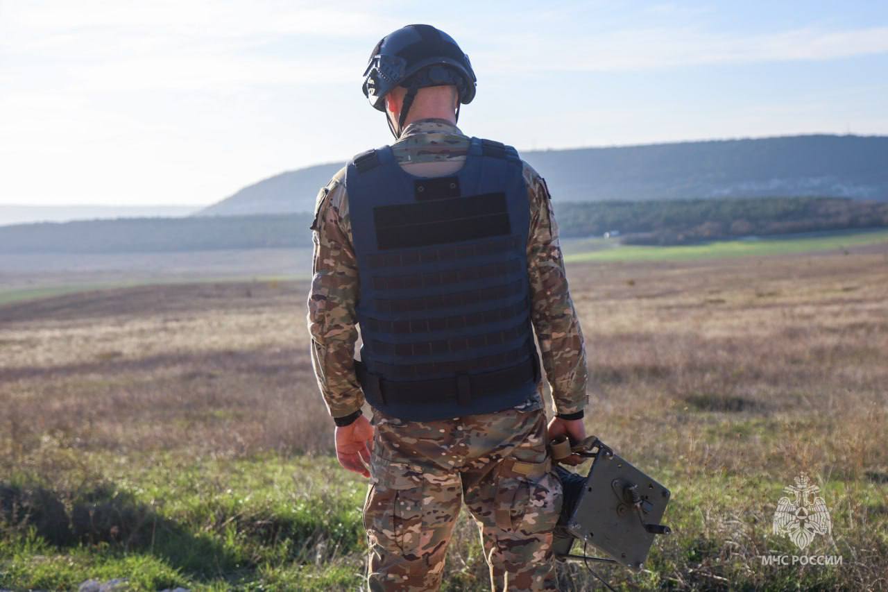 Специалисты МЧС уничтожили вражеские взрывоопасные предметы уничтожили в Севастополе Специалисты МЧС уничтожили вражеские взрывоопасные предметы уничтожили в Севастополе