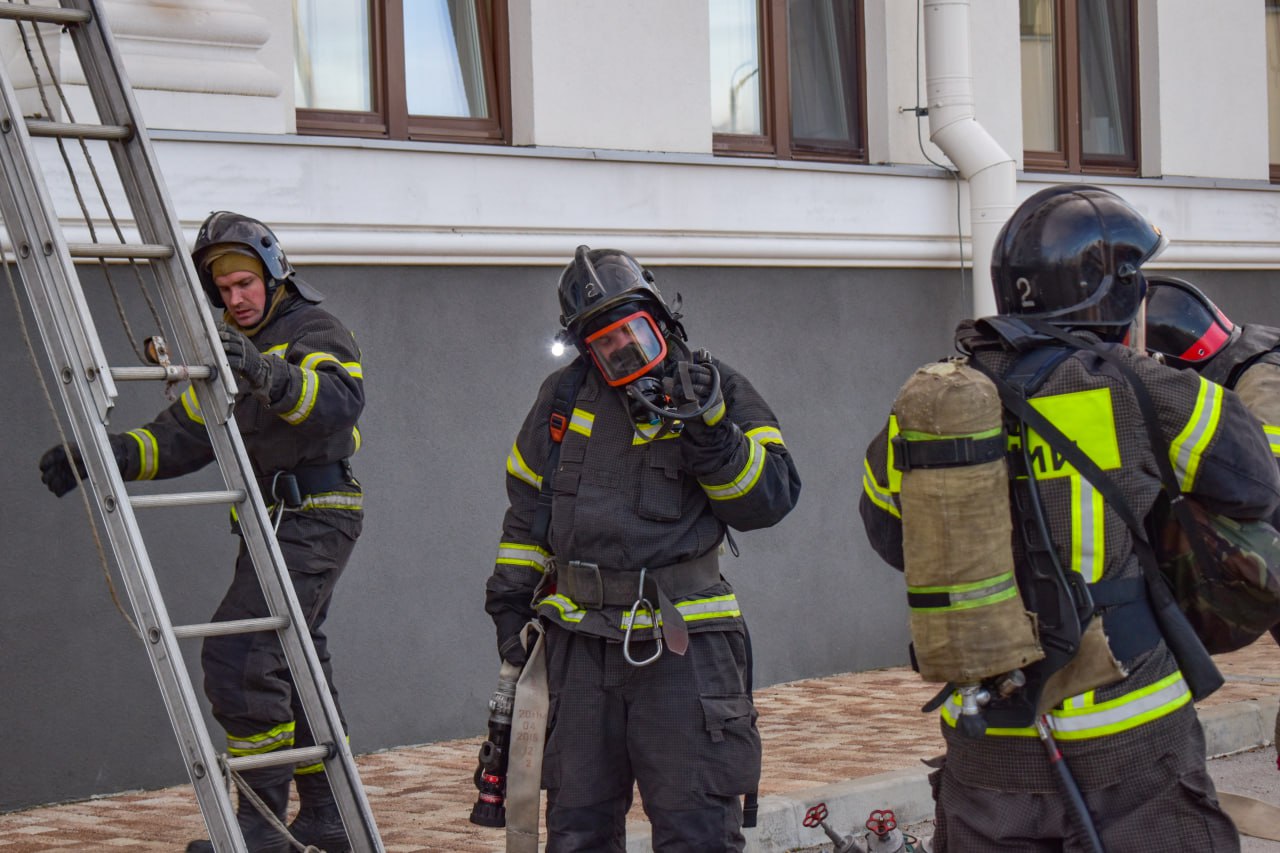 Условный пожар потушен: огнеборцы МЧС провели пожарно-тактические занятия в Севастопольском кадетском корпусе СК России Условный пожар потушен: огнеборцы МЧС провели пожарно-тактические занятия в Севастопольском кадетском корпусе СК России