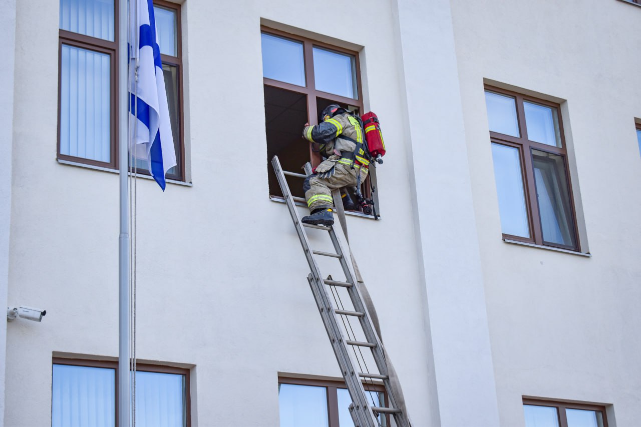 Условный пожар потушен: огнеборцы МЧС провели пожарно-тактические занятия в Севастопольском кадетском корпусе СК России Условный пожар потушен: огнеборцы МЧС провели пожарно-тактические занятия в Севастопольском кадетском корпусе СК России