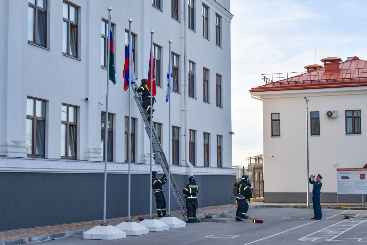 Условный пожар потушен: огнеборцы МЧС провели пожарно-тактические занятия в Севастопольском кадетском корпусе СК России Условный пожар потушен: огнеборцы МЧС провели пожарно-тактические занятия в Севастопольском кадетском корпусе СК России
