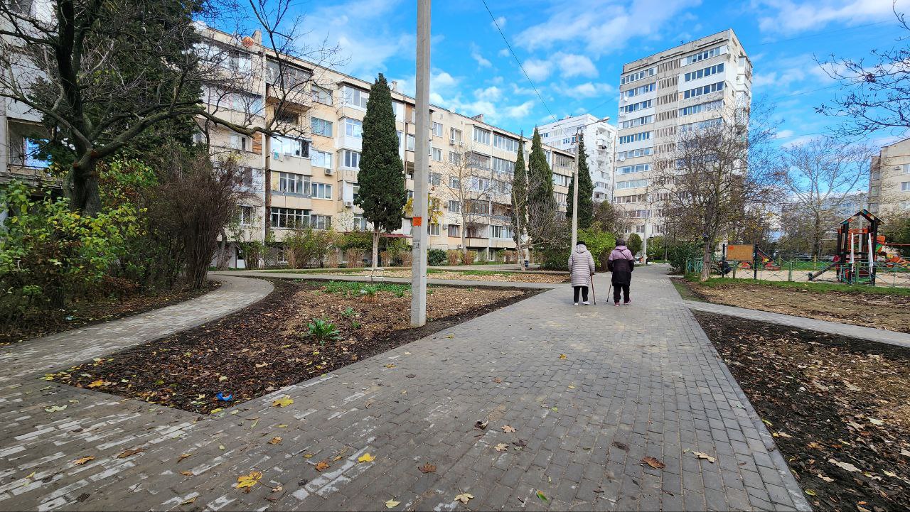 Завершается благоустройство пешеходной зоны между улицей Хрусталева и проспектом Генерала Острякова Завершается благоустройство пешеходной зоны между улицей Хрусталева и проспектом Генерала Острякова