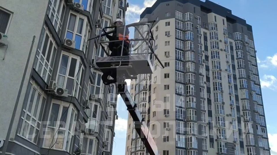 У дома №1Б на улице Александра Маринеско меняют вышедшие из строя светильники