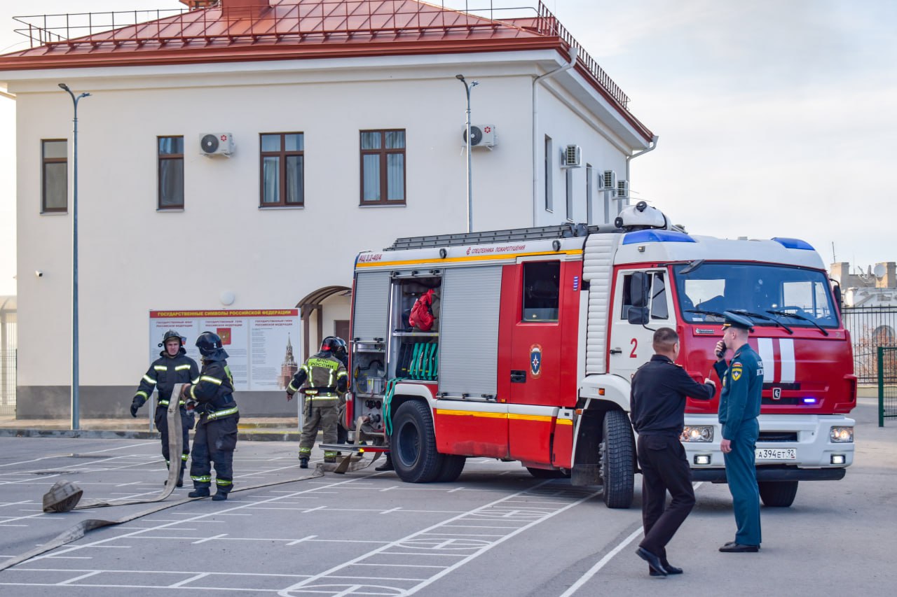 Условный пожар потушен: огнеборцы МЧС провели пожарно-тактические занятия в Севастопольском кадетском корпусе СК России Условный пожар потушен: огнеборцы МЧС провели пожарно-тактические занятия в Севастопольском кадетском корпусе СК России