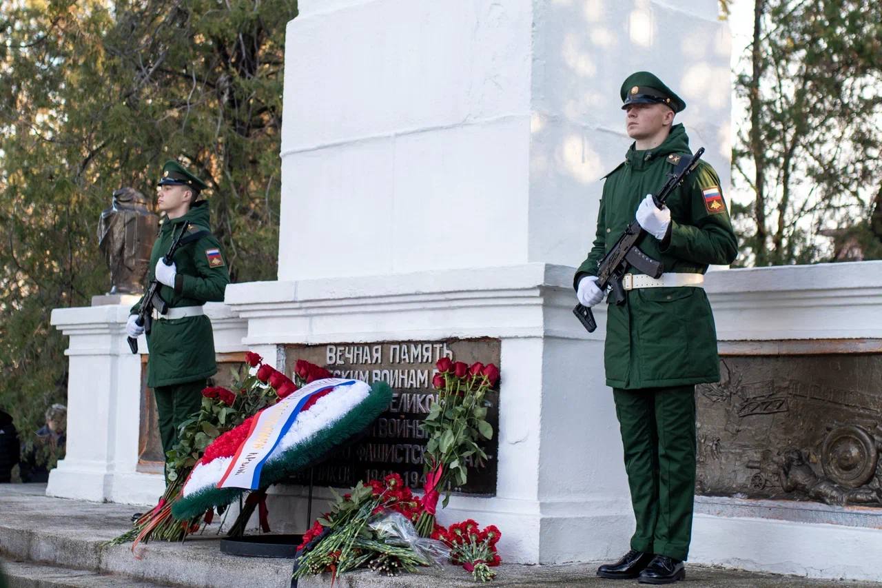 В День неизвестного солдата руководитель Главного следственного управления СК России по Республике Крым и городу Севастополю Владимир Терентьев принял участие в памятных мероприятиях, прошедших в парке им. Ю.А. Гагарина и на... В День неизвестного солдата руководитель Главного следственного управления СК России по Республике Крым и городу Севастополю Владимир Терентьев принял участие в памятных мероприятиях, прошедших в парке им. Ю.А. Гагарина и на...