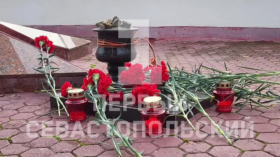 Севастопольцы отдали дань уважения павшим в боях советским и российским воинам, чьи имена остались неизвестными