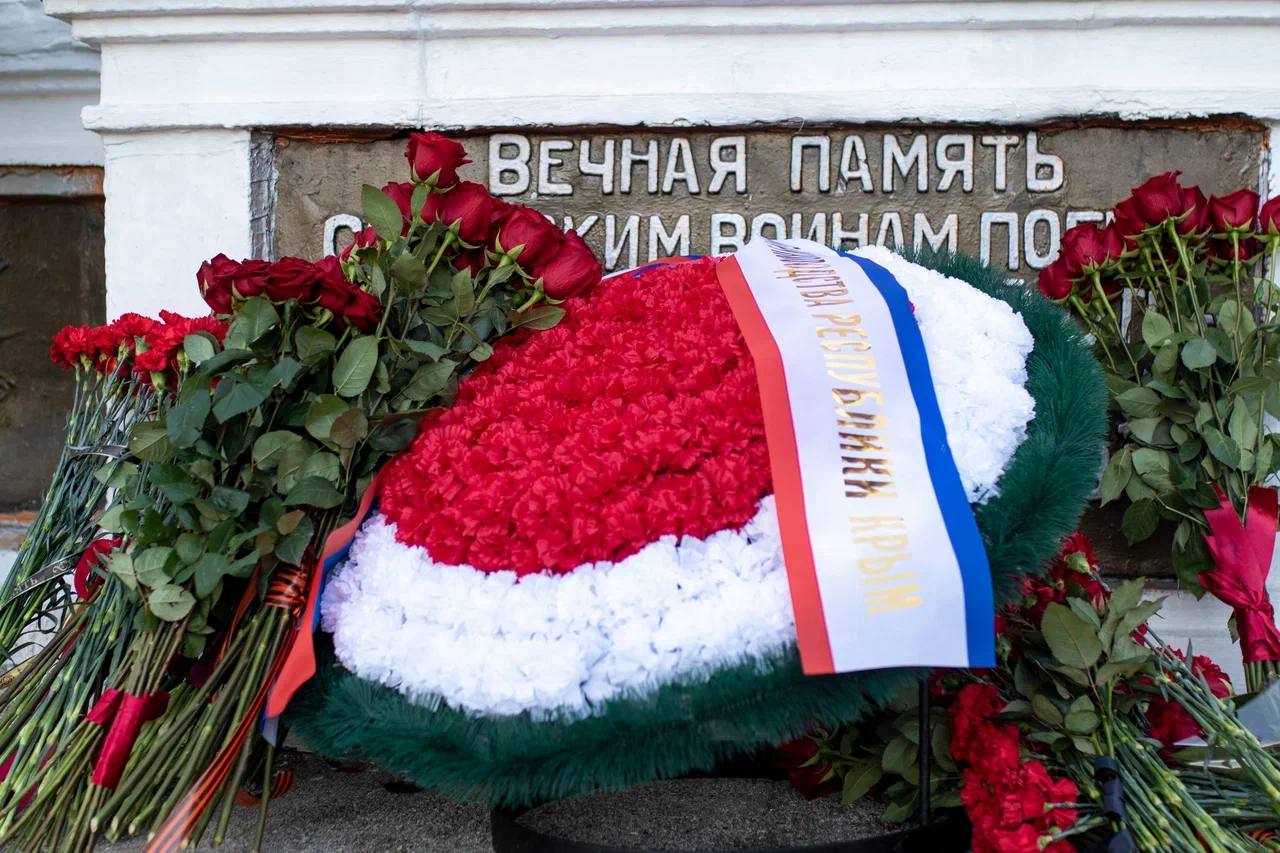 В День неизвестного солдата руководитель Главного следственного управления СК России по Республике Крым и городу Севастополю Владимир Терентьев принял участие в памятных мероприятиях, прошедших в парке им. Ю.А. Гагарина и на... В День неизвестного солдата руководитель Главного следственного управления СК России по Республике Крым и городу Севастополю Владимир Терентьев принял участие в памятных мероприятиях, прошедших в парке им. Ю.А. Гагарина и на...