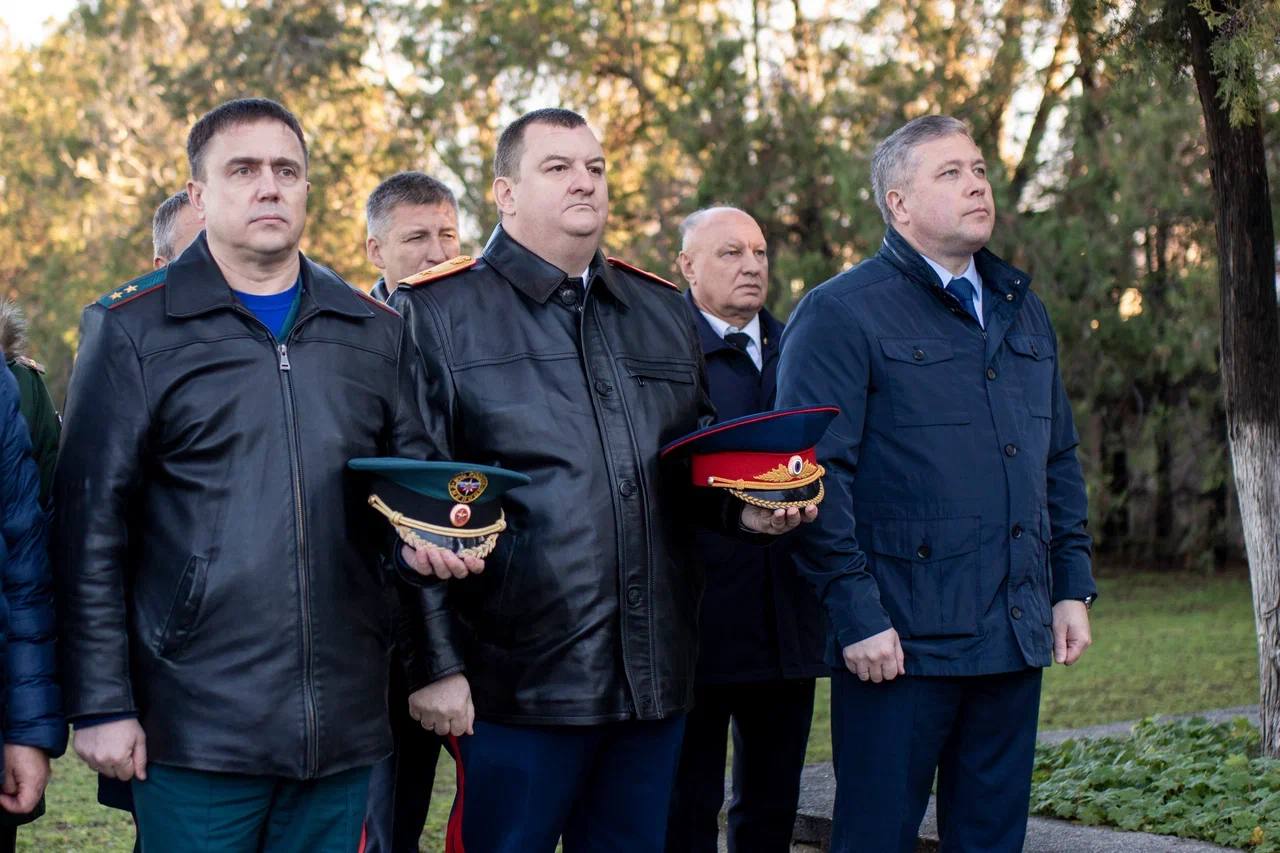 В День неизвестного солдата руководитель Главного следственного управления СК России по Республике Крым и городу Севастополю Владимир Терентьев принял участие в памятных мероприятиях, прошедших в парке им. Ю.А. Гагарина и на... В День неизвестного солдата руководитель Главного следственного управления СК России по Республике Крым и городу Севастополю Владимир Терентьев принял участие в памятных мероприятиях, прошедших в парке им. Ю.А. Гагарина и на...