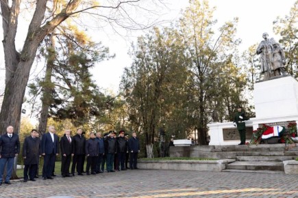 В День неизвестного солдата руководитель Главного следственного управления СК России по Республике Крым и городу Севастополю Владимир Терентьев принял участие в памятных мероприятиях, прошедших в парке им. Ю.А. Гагарина и на...