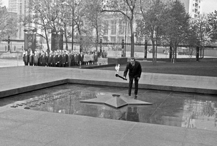 Николай Стариков: 59 лет назад у Кремлевской стены состоялось торжественное захоронение останков Неизвестного солдата