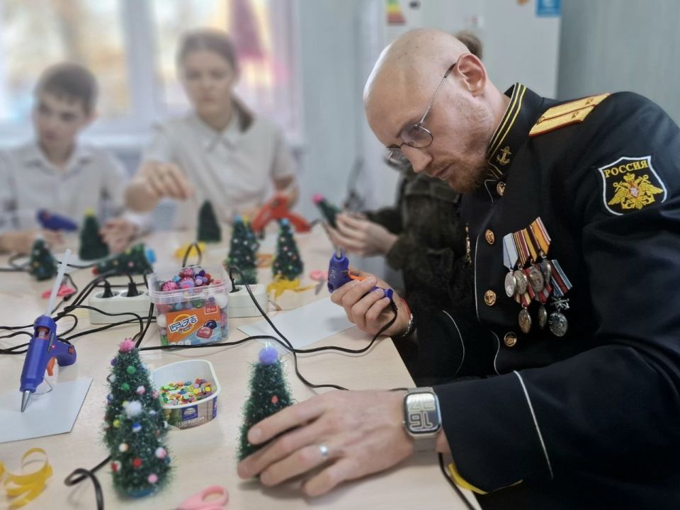 Участники программы "Севастополь — город Героев" посетили социальный приют Участники программы "Севастополь — город Героев" посетили социальный приют