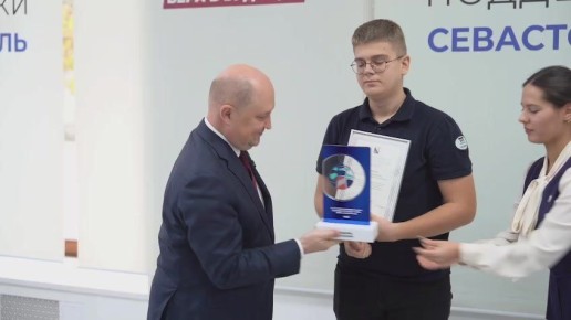 В День добровольца губернатор Севастополя Михаил Развожаев вручил награды волонтёрам в штабе общественной поддержки «Единой России»