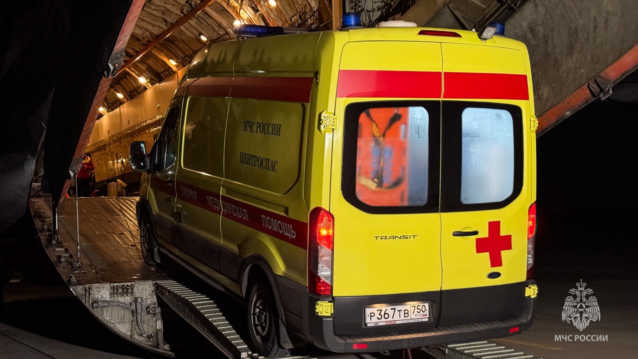 Спецбортом МЧС России пострадавшая от вражеской атаки севастопольская девочка направлена в Москву Спецбортом МЧС России пострадавшая от вражеской атаки севастопольская девочка направлена в Москву