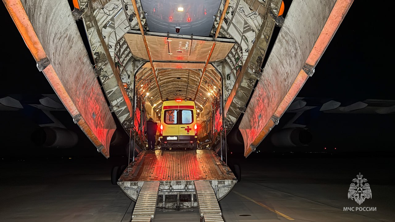 Спецбортом МЧС России пострадавшая от вражеской атаки севастопольская девочка направлена в Москву Спецбортом МЧС России пострадавшая от вражеской атаки севастопольская девочка направлена в Москву