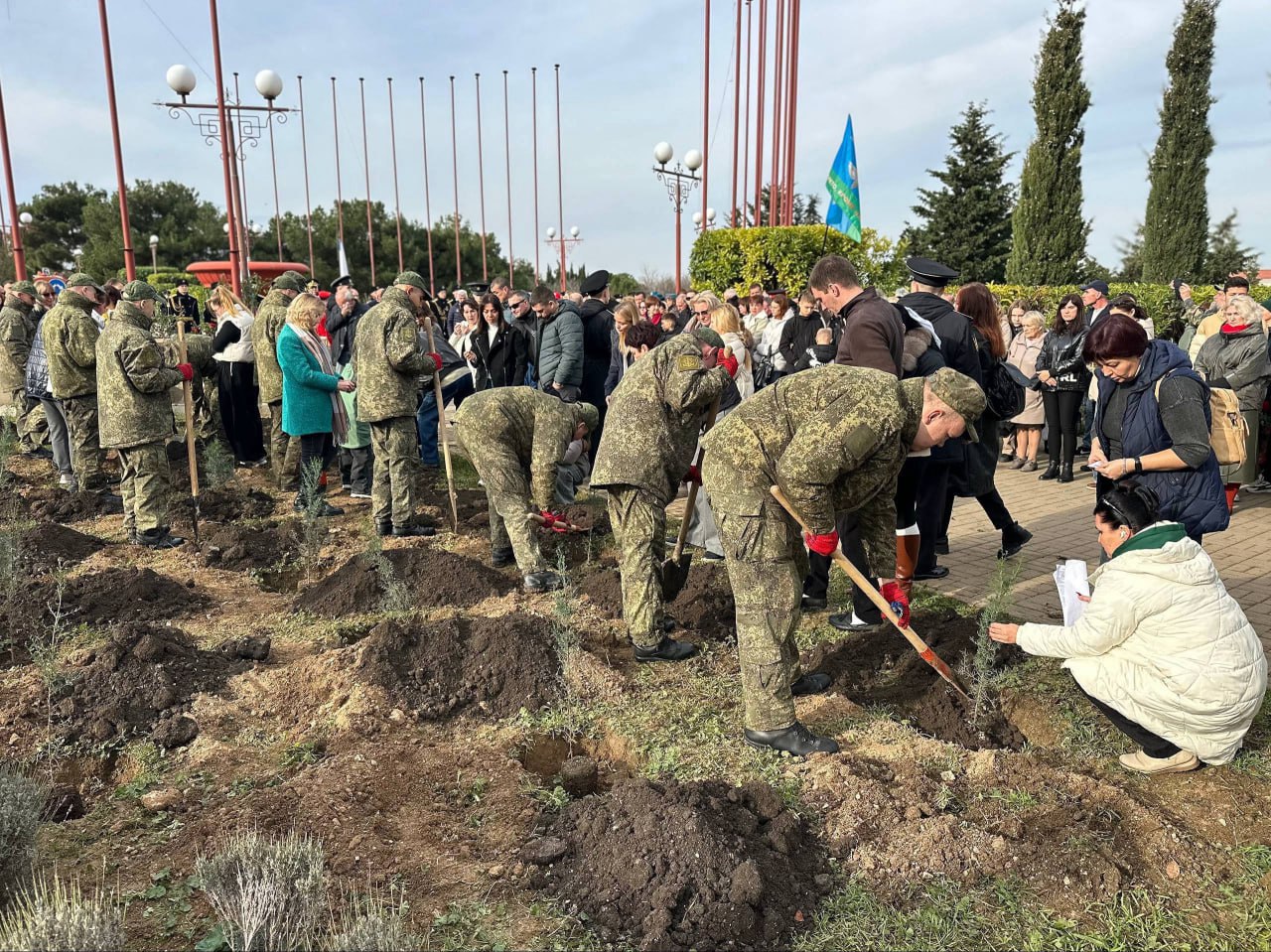 В Севастополе на территории Сквера Героев СВО в Парке Победы высадили деревья в память о героях СВО В Севастополе на территории Сквера Героев СВО в Парке Победы высадили деревья в память о героях СВО