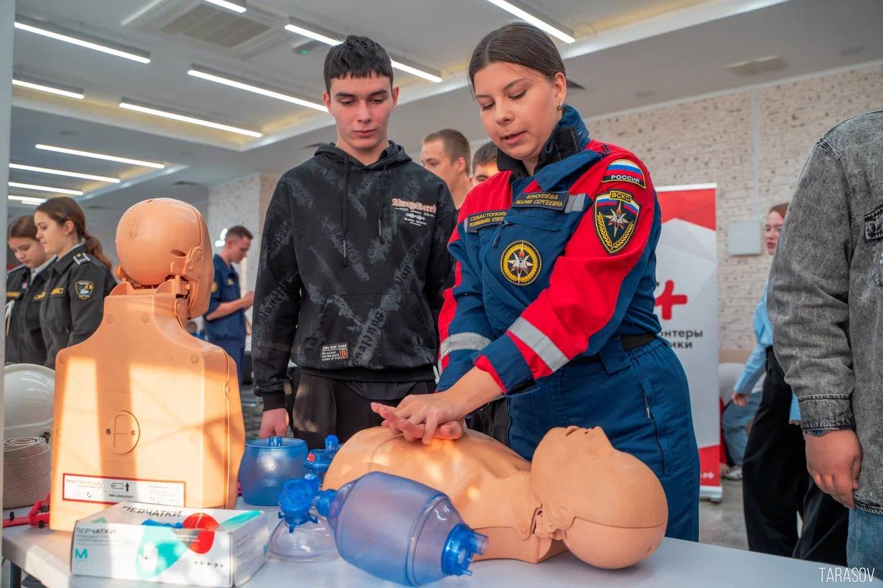 Денис Кондратьев: В День добровольца принял участие в награждении активных и неравнодушных волонтеров нашего города-героя Севастополя Денис Кондратьев: В День добровольца принял участие в награждении активных и неравнодушных волонтеров нашего города-героя Севастополя